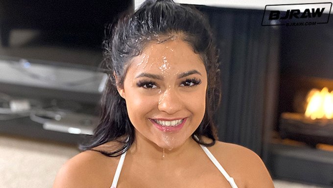Saksocu Bebek Serena Santos Büyük Bir Yarrağı Ağzına Alıyor