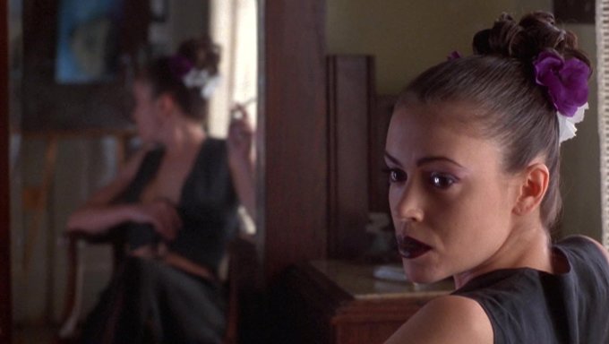 Lily'Nin Zehirli Öpücüğü: Alyssa Milano'Nun Sıcak Ve Ağır Makyaj Seansı
