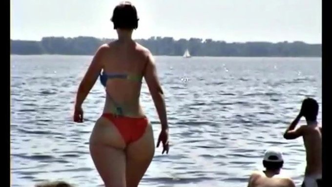 Büyük Kalçalı Ve Büyük Göğüslü Amerikalı Milf
