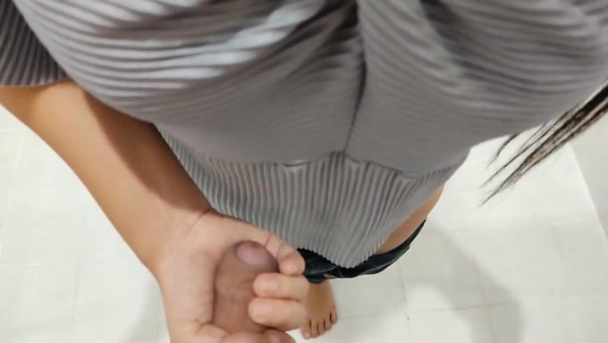 Taylandlı Çift Ofis Tuvaletinde Halka Açık Seksin Tadını Çıkarıyor