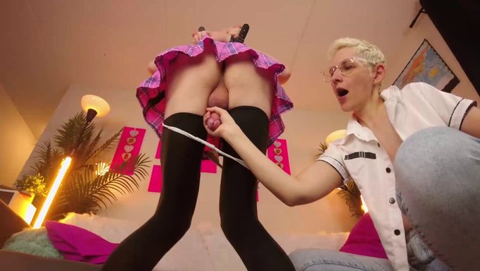 Femboy Bdsm: Twink, El Işi Alırken Bağlanıp Sağılır