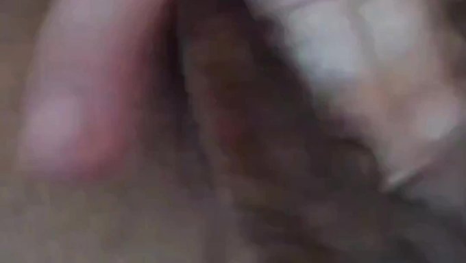 Olgun Milf, Oral Ve El Işine Boyun Eğiyor