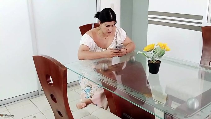 Büyük Göğüslü Ve Parmaklarıyla Harika Lezbiyen Üçlü