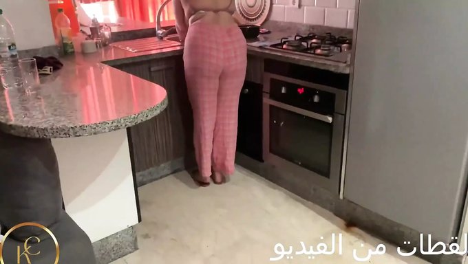 Olgun Faslı Amatör Marie, Doğal Göğüslerini Ve Tangasını Sergiliyor