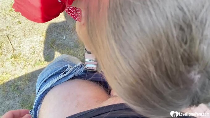 Sevimli Bir Esmer Genç, Dışarıda Pov Bir Oral Seks Yapıyor