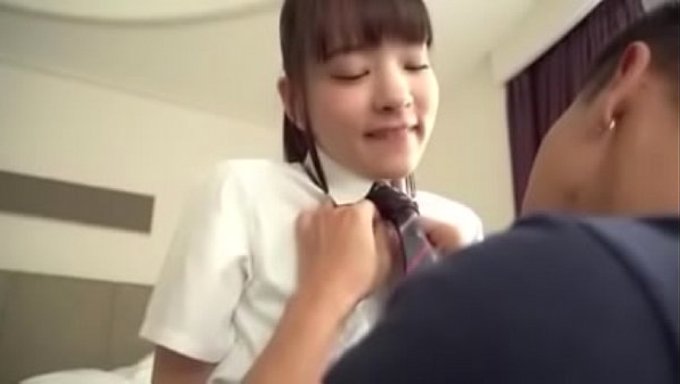 Zayıf Japon Genç Mikako Abe, Yaşlı Adamın Aletine Tutkuyla Biniyor.