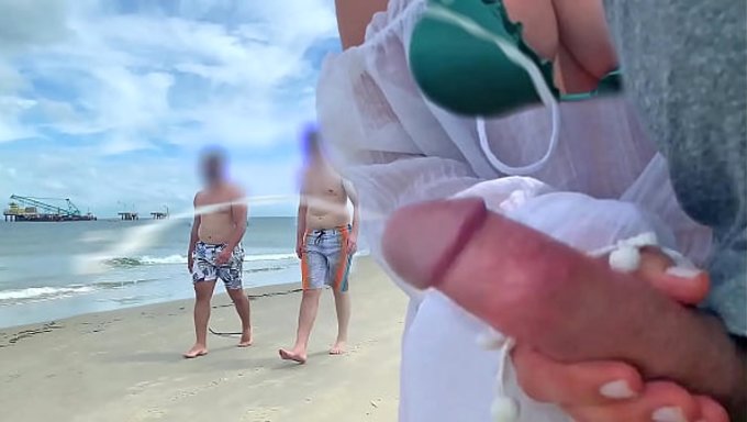 Azgın Milf Jane R, Kamusal Alanda Koca Götünü Ve Yeteneklerini Sergileyerek Sikişiyor.