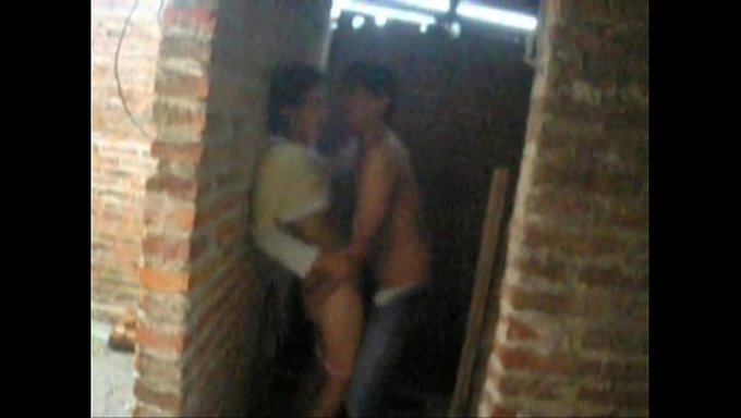 Seksi Bir Kadın Kamerada Tek Başına Mastürbasyon Yapıyor, Cazibesini Sergiliyor.