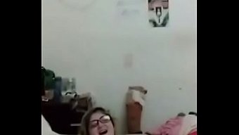 Pencerede Tek Başına: Parmaklamayla Çift Ampute Fışkırtıyor.