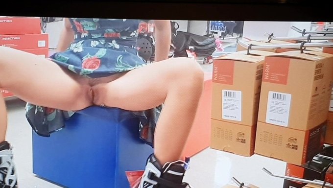 Halka Açık Amcık Flaşı: Sıcak Genç (18+) Poposunu Ve Vajinasını Gösteriyor