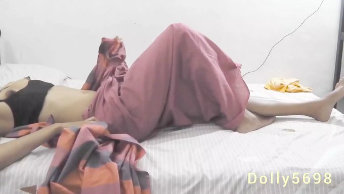 Hintli Üniversite Kızı Dolly'Nin Mastürbasyon Seansı Orgazmla Sona Eriyor