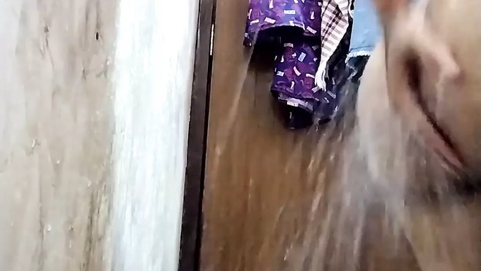 Olgun Hintli Kadın, Kocası Yokken Duşta Yıkanıyor