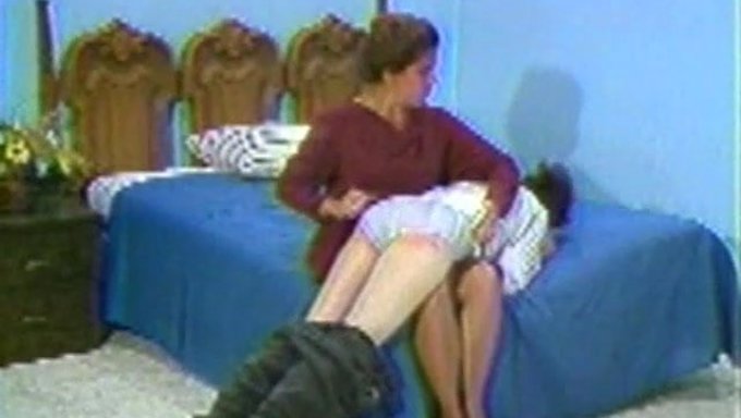 Genç (18+) Sıkı Götünü Siktiriyor