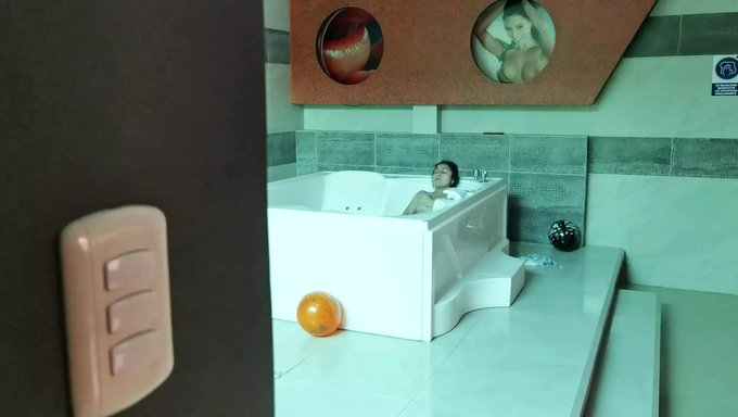 Büyük Doğal Göğüslü Iç Çamaşırıyla Amatör Mastürbasyon