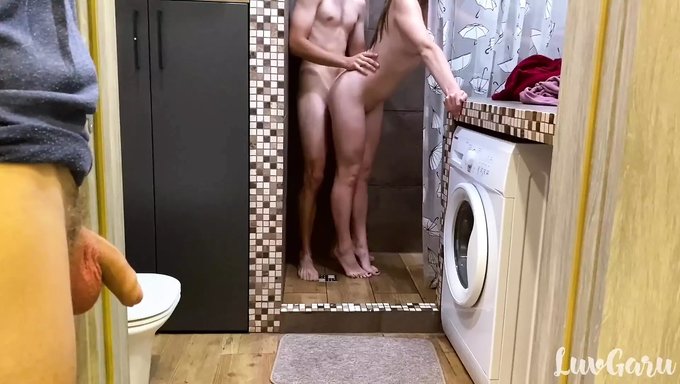 Karısının Sevgilisi Sıvılarını Fışkırtmaya Yardım Ediyor Ve Ağzına Boşalıyor