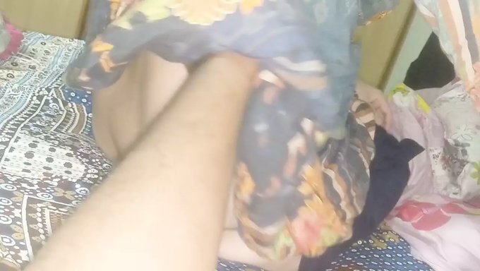 Biseksüel Hintli Bebek, Şeker Babasından Büyük Göğüslü Bir El Işi Alıyor