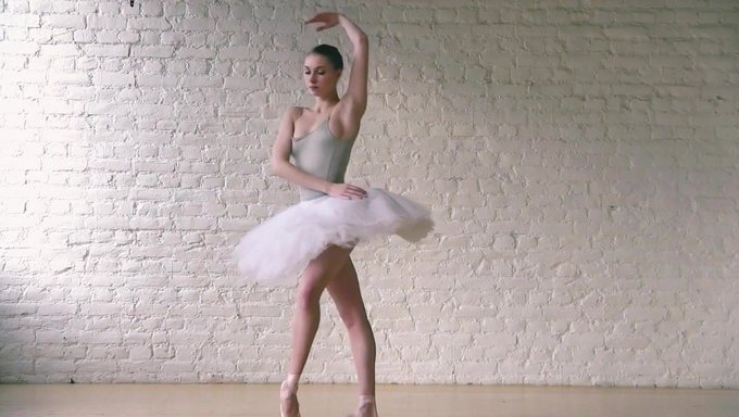 Avrupalı Bale Dansçısı Bu Porno Videosunda Baştan Çıkarıyor