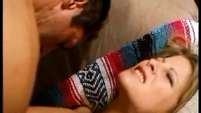 Olgun Milf, Orgazm Olmadan Önce Derin Parmaklama Ve Yalama Alıyor