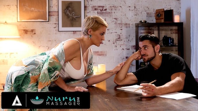 Bu Sarışın Milf Ile Yağlanmış Eğlenceye Hazır Olun!