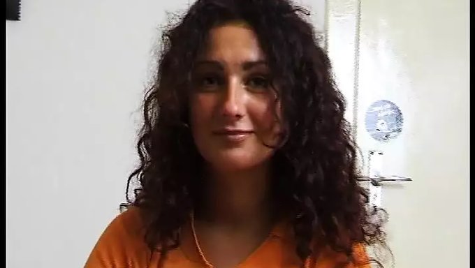 Sıkı Bir Genç Kızın Büyük Bir Dildoyu Emerken Amının Göt Deliği Yakın Çekimi