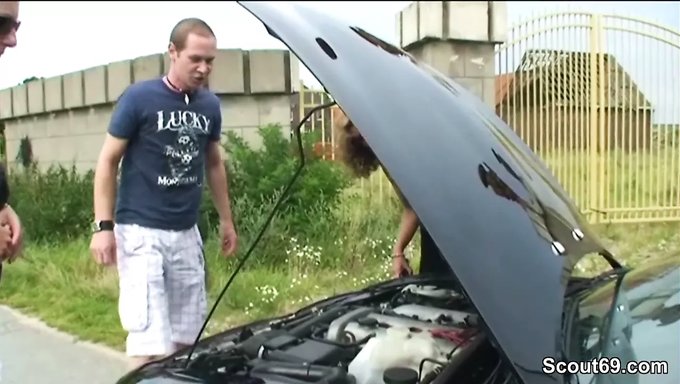 Alman Milf'Ler, Yol Yardımı Sonrası Genç Bir Adamla Yaramazlık Yapıyorlar