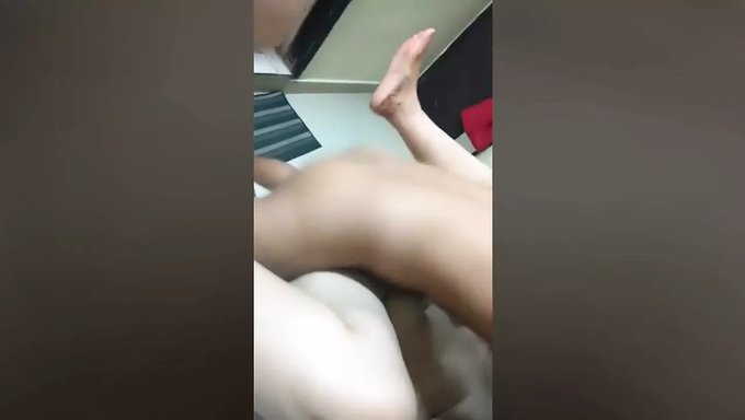 Hintli Koca, Karısı Aldatırken Zevk Alıyor