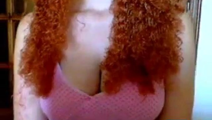 Kıvırcık Saçlı Amatör Webcam Oyuncusu, Bol Göğüsleriyle