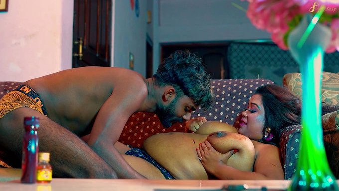 Büyük Göğüslü Milf Kadın Sert Seks Istiyor Ve Amını Yalatıyor