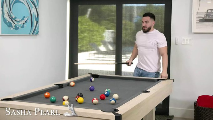 Peter, Egzotik Sasha Pearl'Ü Sadece Çılgın Fantezilerinde Becerebilir.
