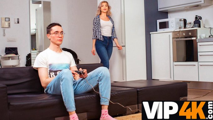 Kısa Saçlı Rus Genç, Üvey Erkek Kardeşini Memnun Etmekten Keyif Alıyor
