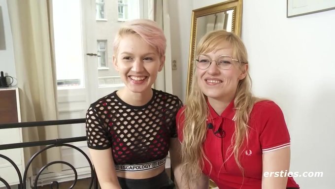 Iki Amatör Lezbiyen, Bağlama Ve Şaplaklama Ile Yoğun Bdsm Oyununa Giriyor