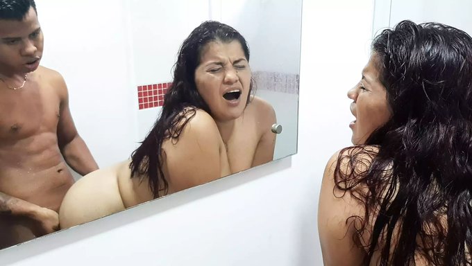 Büyük Göğüslü Kolombiyalı Beni Duşta Sert Seks Için Baştan Çıkarıyor