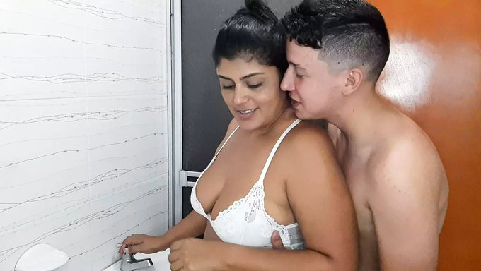 Üvey Annemin Derin Sakso Çekmesi Beni Sert Ve Boşalmaya Hazır Bırakıyor