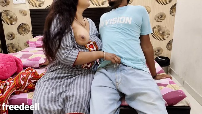 18+ Hintli Anne Ev Yapımı Videoda Cowgirl Pozisyonunda Sikişiyor