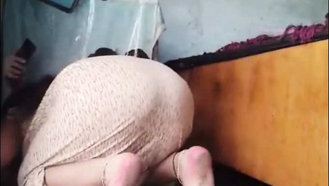 Büyük Kalçalı Amatör Milf Bu Yakın Çekim Videoda Yerleri Temizliyor