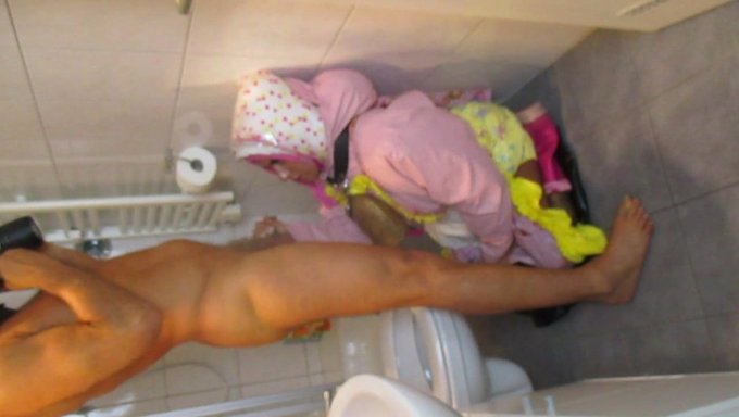18 Yaşındaki Alman Fahişe Fenneke, Bu Bdsm Çilesinde Sakso Çekiyor Ve Ellerini Kullanıyor