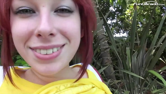 18+ Alman Genç, Üvey Babası Tarafından Büyük Doğal Göğüsleri Parmaklanıyor Ve Sikişiyor