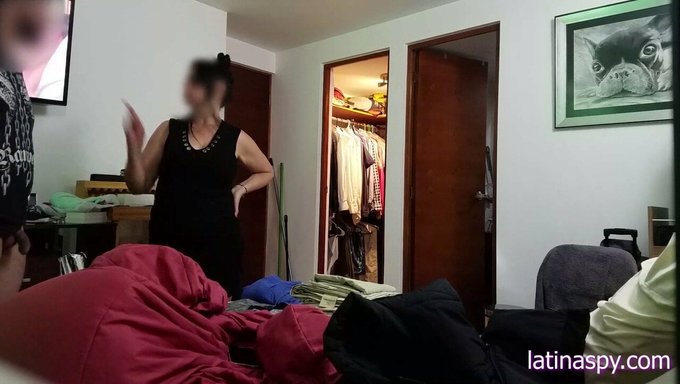Hizmetçinin Önünde Mastürbasyon Yaparken Onu Yakalıyor