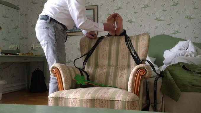 Yaşlı Adamın Ayakları Bdsm Videosunda Gıdıklanıyor Ve Işkence Görüyor