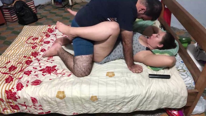 Amatör Bir Çift, Komşularının Rezidansında Samimiyeti Keşfediyor.
