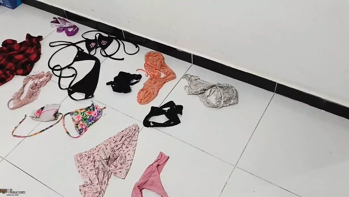 Ispanyol Üvey Baba, Azgın Üvey Kızını Iç Çamaşırıyla Beceriyor