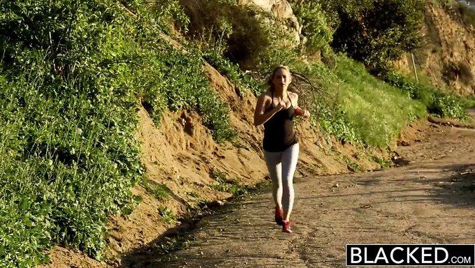 Carter Cruise'Un Iyi Donanımlı Siyah Bir Adamla Sıcak Bir Üçlüde Yoğun Bir Karşılaşması