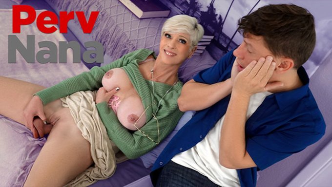 Üvey Torun, Üvey Annenin Devasa Bir Seks Oyuncağıyla Vahşi Mastürbasyon Seansına Rastlıyor - Pervnana