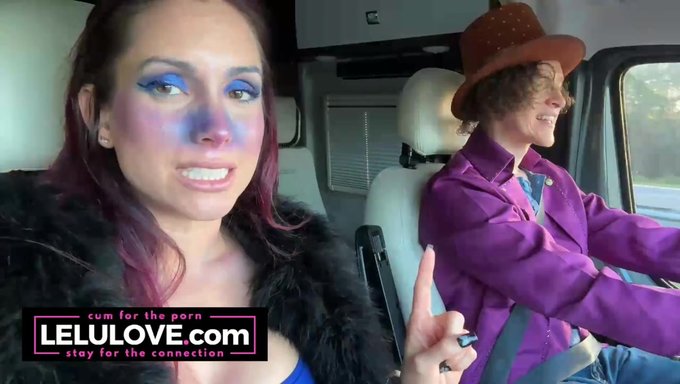 Lelu Love, Solo Performans Sergileyen Ve Büyük Doğal Memelerini Sergileyen Siyah Bir Milf.