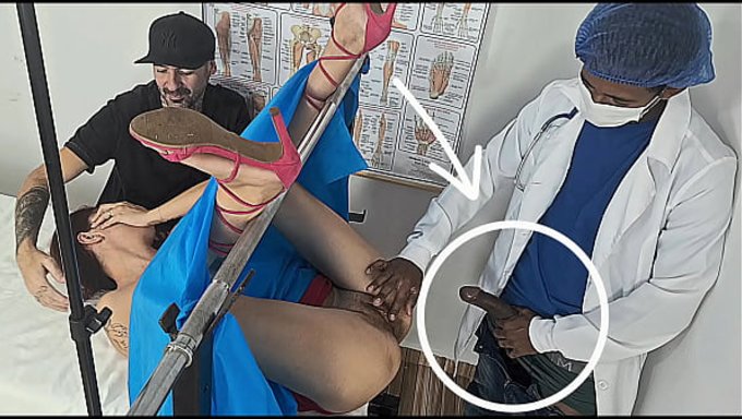 Kızıl Saçlı Ev Hanımı, Yetenekli Doktor Tarafından Halka Açık Yerde Döllendi.