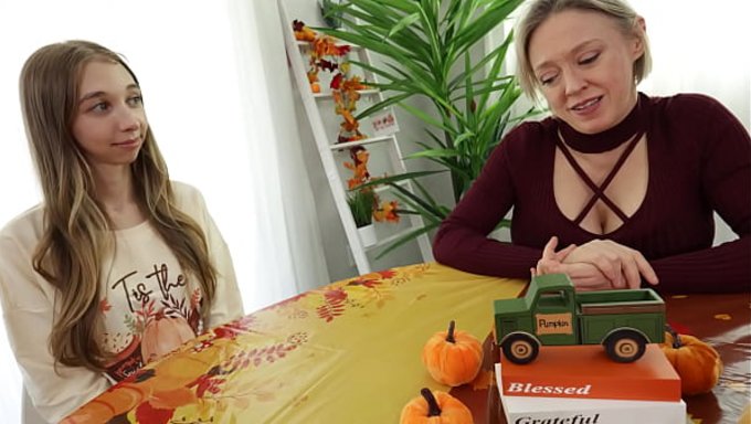 Üvey Kız Kardeş, Şükran Günü Yemeğinden Önce Üvey Annesiyle Yakınlaşıyor, Göğüsleriyle Baş Döndüren Milf Dee Williams’la Yakınlaşıyor.