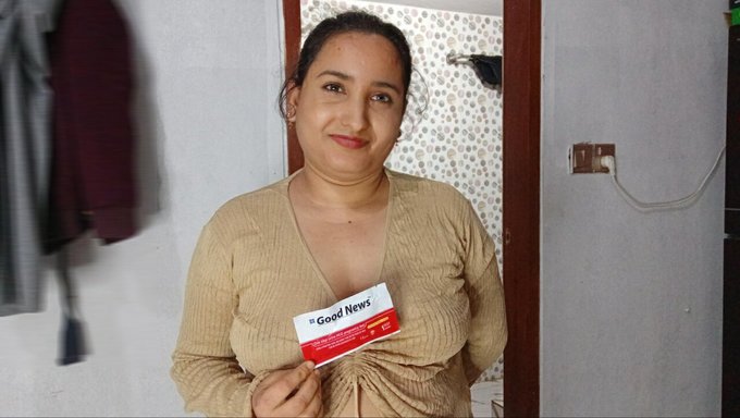 Bu Canlı Hamilelik Testinde, Eşinin Büyük Doğal Göğüsleri Islanıyor Ve Yapış Yapış Oluyor.