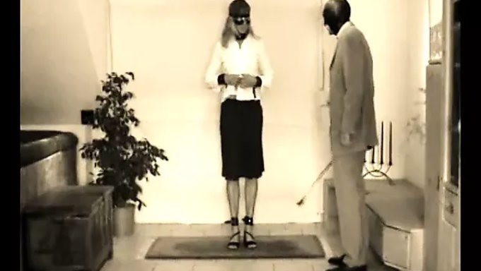Şanslı Bir Kız Aşağılayıcı Muameleye Maruz Kalıyor