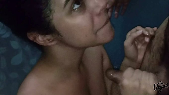 Esmer Güzellik Ve Sevgilisi Yoğun Oral Seksle Dolu