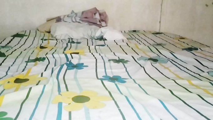 Arap Genç 18+, Tek Başına Zevk Gecesinin Tadını Çıkarıyor